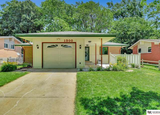 Property at 1300 Scenic Ln, Lincoln, NE 68505, 3 beds, 2 baths