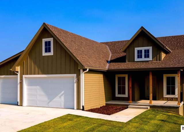 Property at 3000 Southern Hills Dr, Blair, NE 68008, 3 beds, 2 baths