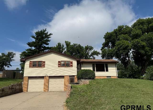 Property at 3318 S 106th St, Omaha, NE 68124, 3 beds, 2 baths