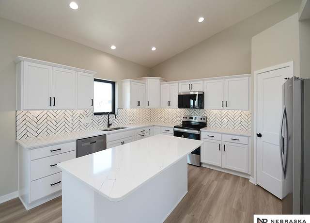 Property at 5949 SW 8th Street Circle, Lincoln, NE 68523, 4 beds, 3 baths