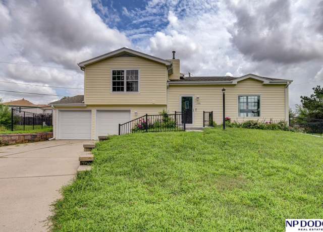 Property at 2086 Parker Cir, Omaha, NE 68110, 3 beds, 2 baths