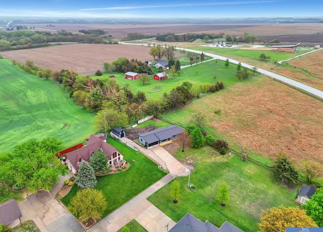 Property at 1000 Pioneer Dr, Beatrice, NE 68310, 4 beds, 3 baths