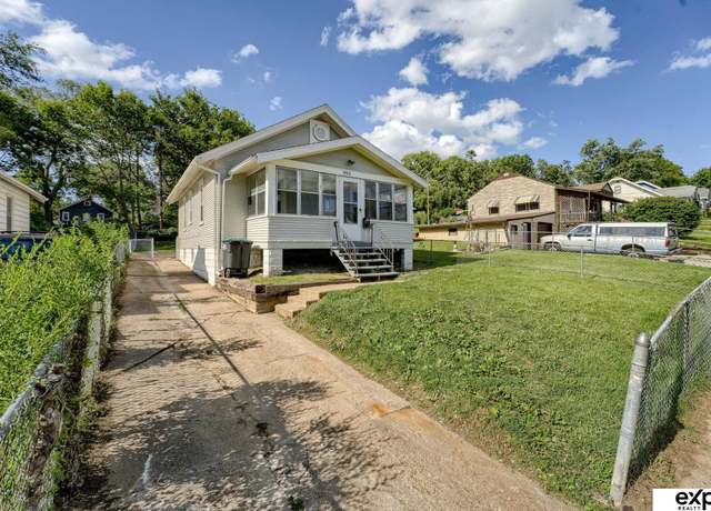 Property at 4510 Larimore Ave, Omaha, NE 68104, 3 beds, 2 baths