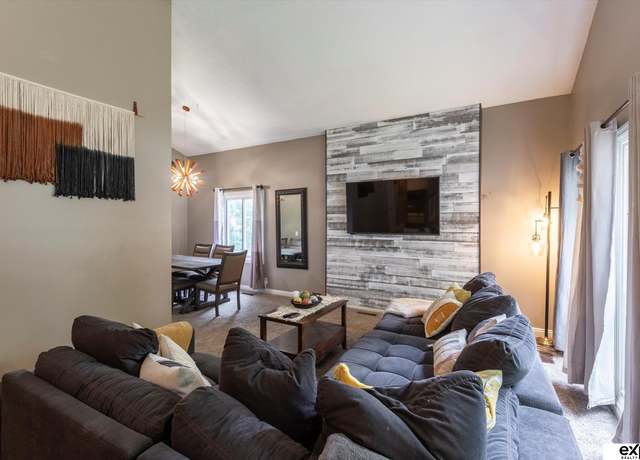 Property at 16024 Martha Cir, Omaha, NE 68130, 4 beds, 2.5 baths