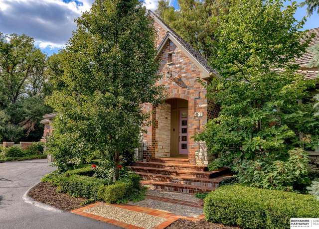 Property at 310 S 89th Ct, Omaha, NE 68114, 5 beds, 4.5 baths