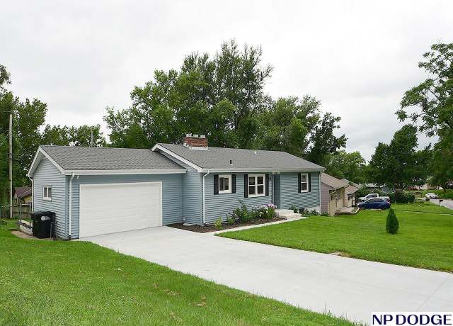 Property at 5719 Larimore Ave, Omaha, NE 68104, 3 beds, 2.5 baths