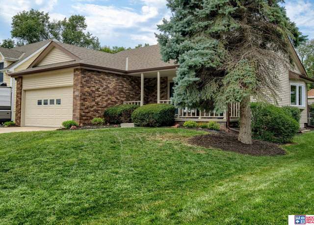 Property at 830 Glenridge Rd, Lincoln, NE 68512, 4 beds, 2.5 baths
