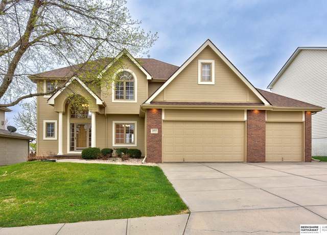 Property at 4803 Ponderosa Dr, Papillion, NE 68133, 5 beds, 3.5 baths