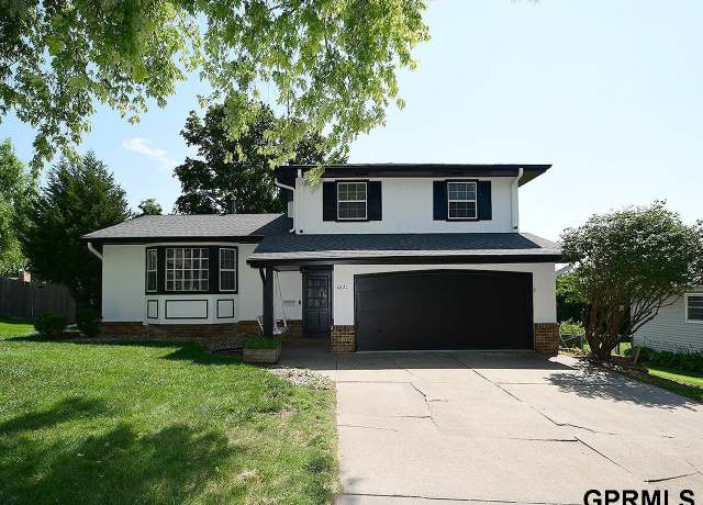 Property at 4921 S 95 Ave, Omaha, NE 68127, 3 beds, 2.5 baths