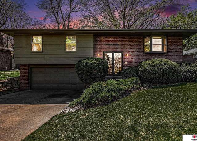 Property at 6015 Oakridge Dr, Lincoln, NE 68516, 3 beds, 2.5 baths