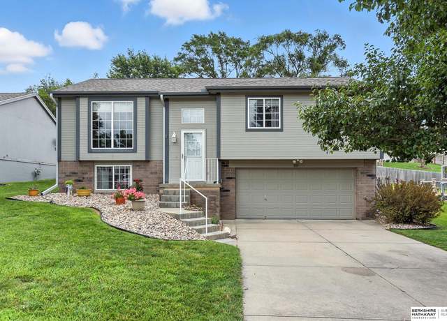 Property at 1101 Marshall Cir, Papillion, NE 68046, 3 beds, 2 baths