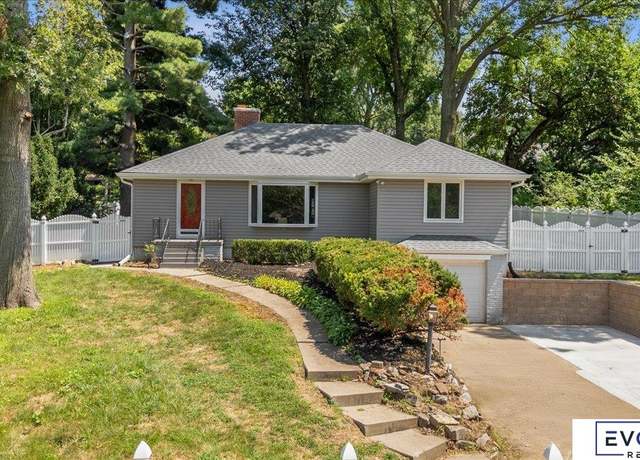 Property at 517 Beverly Dr, Omaha, NE 68114, 3 beds, 3.5 baths