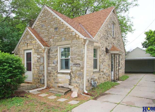 Property at 2727 S 19th St, Lincoln, NE 68502, 2 beds, 2 baths