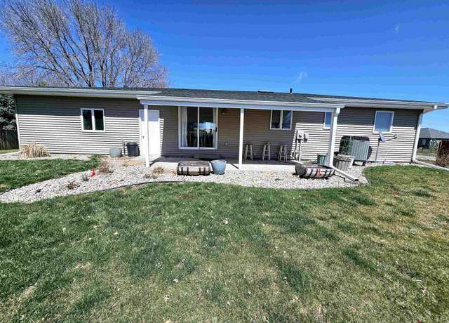 Property at 1618 E Lawn Plaza Dr, York, NE 68467, 4 beds, 3 baths