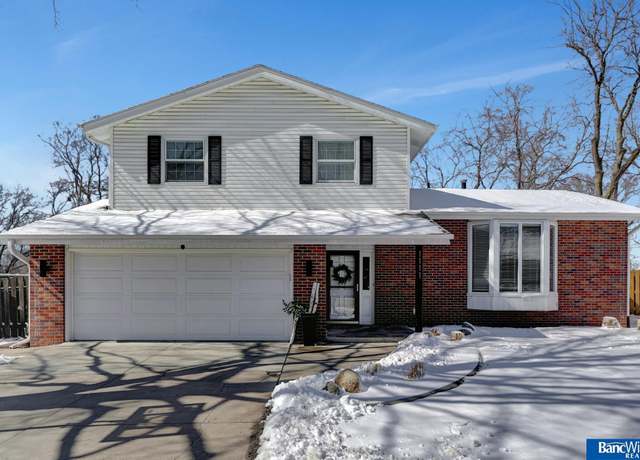 Property at 1111 Cobblstone Dr, Lincoln, NE 68510, 3 beds, 2.5 baths