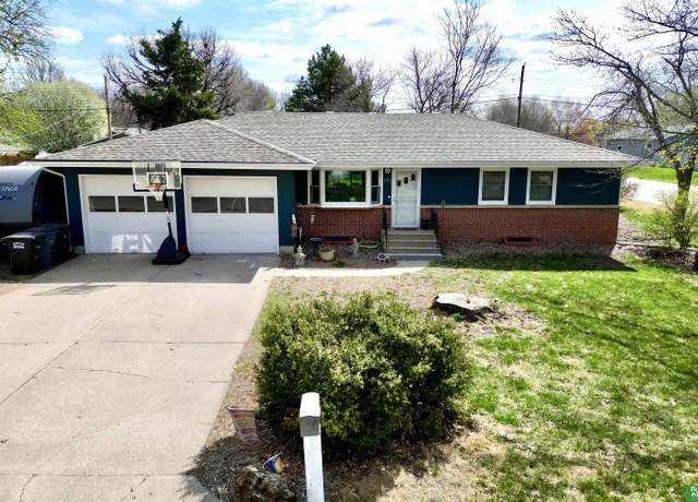Property at 1304 N Florida Ave, York, NE 68467, 4 beds, 2.5 baths