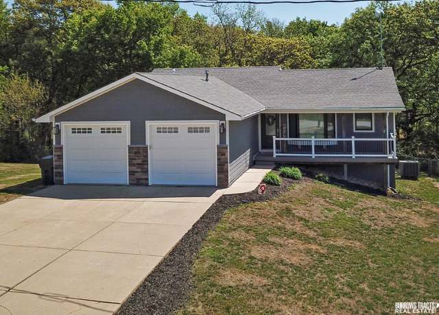 Property at 9719 Glen Oval Rd, Plattsmouth, NE 68048, 4 beds, 3 baths