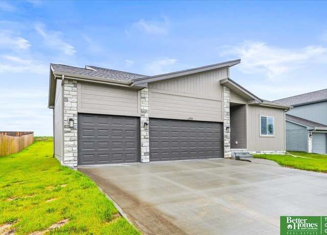 Property at 13512 S 55 St, Papillion, NE 68133, 4 beds, 3 baths