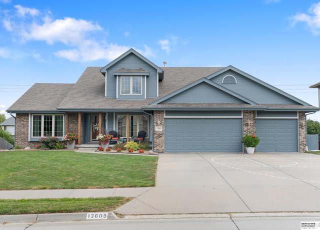 Property at 13609 S 42nd Ave, Bellevue, NE 68123, 5 beds, 3.5 baths