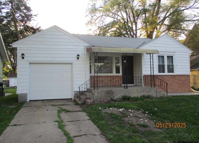 Property at 935 M St, Fremont, NE 68025, 2 beds, 2 baths