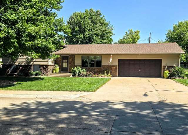 Property at 9 Eastridge Dr S, York, NE 68467, 3 beds, 2 baths