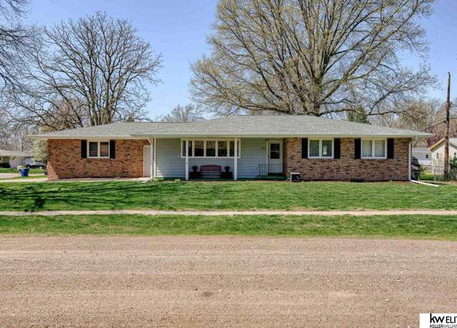 Property at 4545 S 39th St, Lincoln, NE 68516, 5 beds, 3 baths