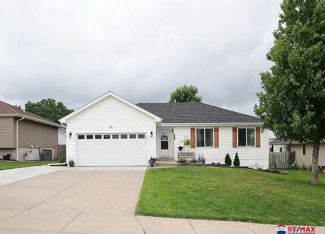 Property at 725 Sunflower Dr, Hickman, NE 68372, 3 beds, 3 baths