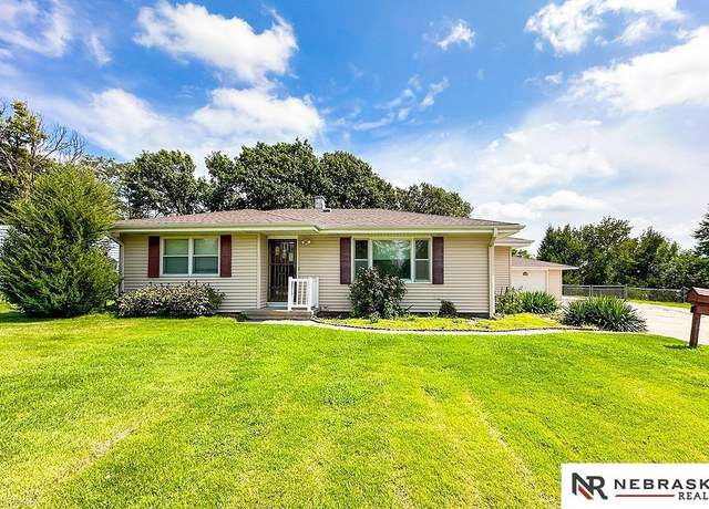 Property at 2911 Riverview Blvd, Omaha, NE 68108, 3 beds, 2 baths