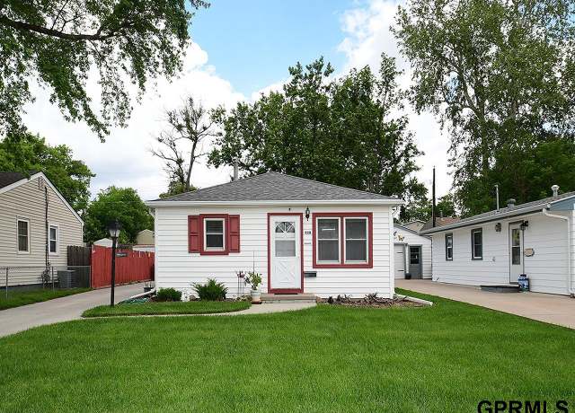 Property at 930 Hartley St, Lincoln, NE 68521, 3 beds, 1 bath
