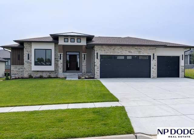 Property at 8901 Appaloosa Ln, Lincoln, NE 68520, 5 beds, 4 baths