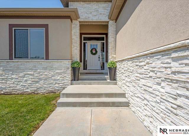 Property at 3043 N 95th St, Lincoln, NE 68507, 5 beds, 3 baths