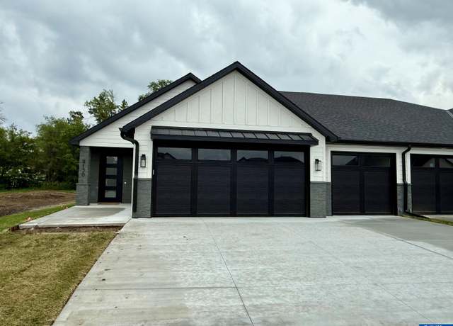 Property at 9118 Hillcrest Trl, Lincoln, NE 68520, 4 beds, 3 baths