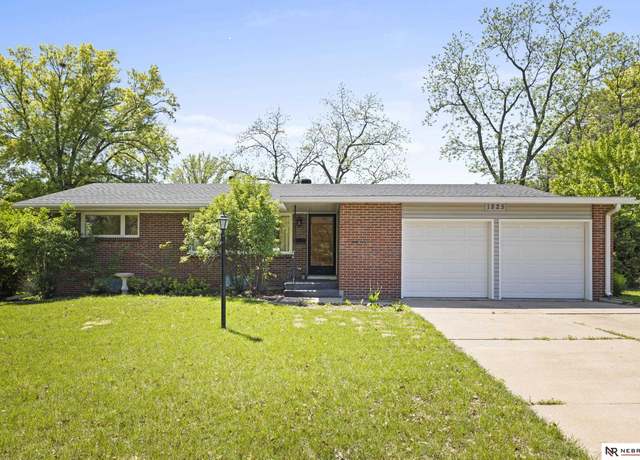 Property at 1825 Morningside Dr, Lincoln, NE 68506, 2 beds, 2 baths