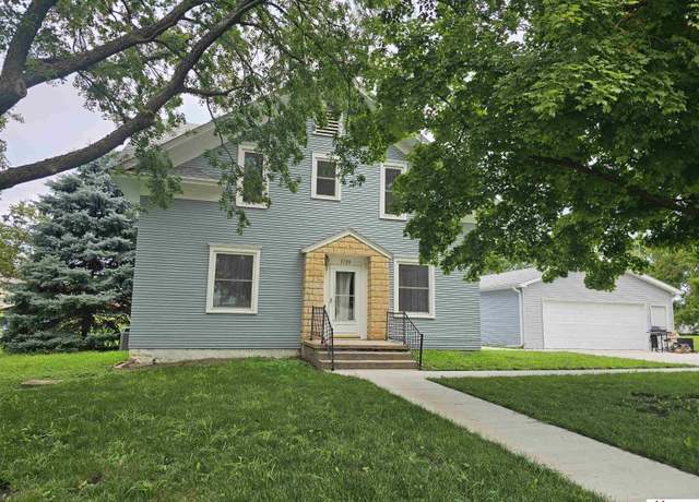 Property at 1720 Market St, Beatrice, NE 68310, 4 beds, 4 baths