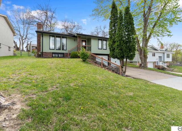 Property at 3513 Lynnwood Dr, Bellevue, NE 68123, 3 beds, 2.5 baths