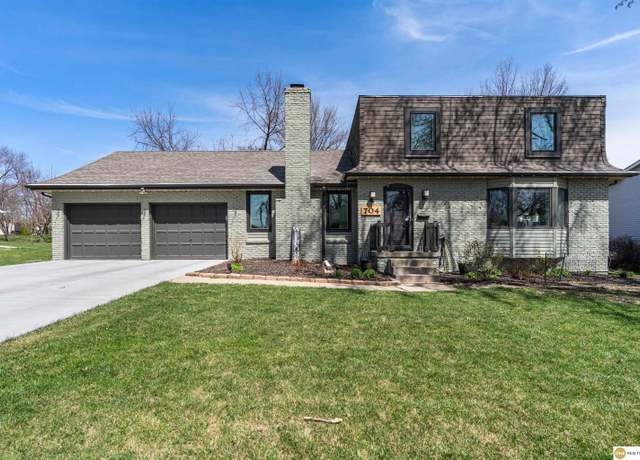 Property at 704 Hogan Dr, Papillion, NE 68046, 3 beds, 2.5 baths