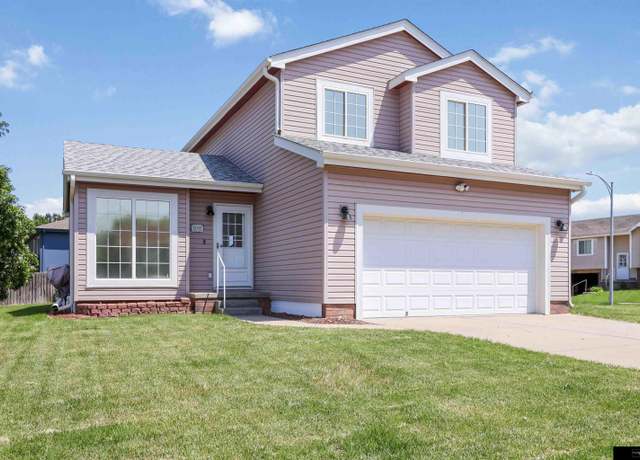 Property at 11202 Martin Ave, Omaha, NE 68164, 3 beds, 2 baths