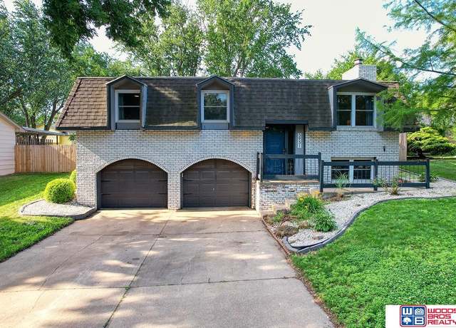 Property at 5951 Oakridge Dr, Lincoln, NE 68516, 3 beds, 2 baths