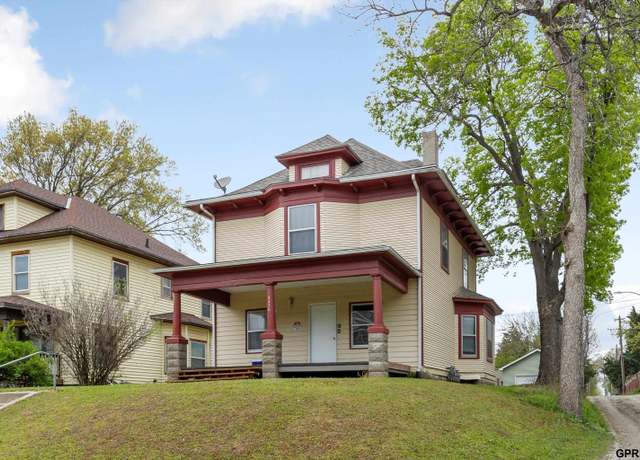 Property at 2420 R St, Lincoln, NE 68053, 3 baths