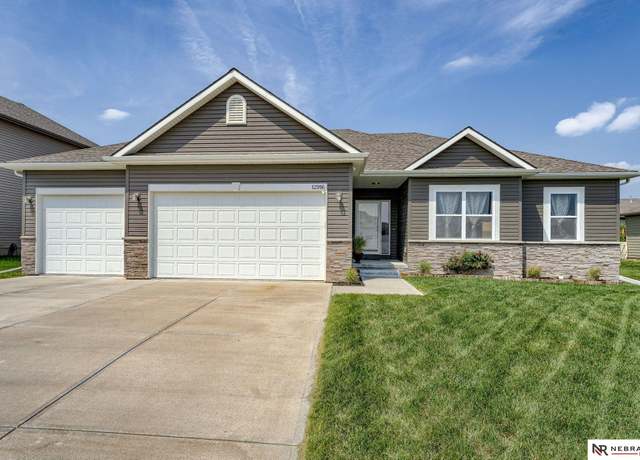 Property at 12916 S 52nd St, Papillion, NE 68133, 4 beds, 3 baths