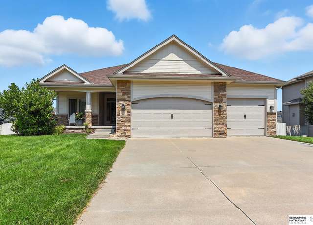 Property at 1010 Clearwater Dr, Papillion, NE 68046, 4 beds, 3 baths