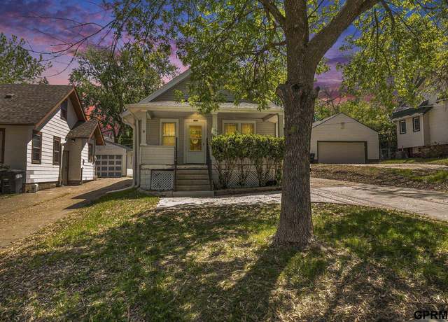 Property at 1011 S 48 St, Omaha, NE 68106, 3 beds, 2 baths