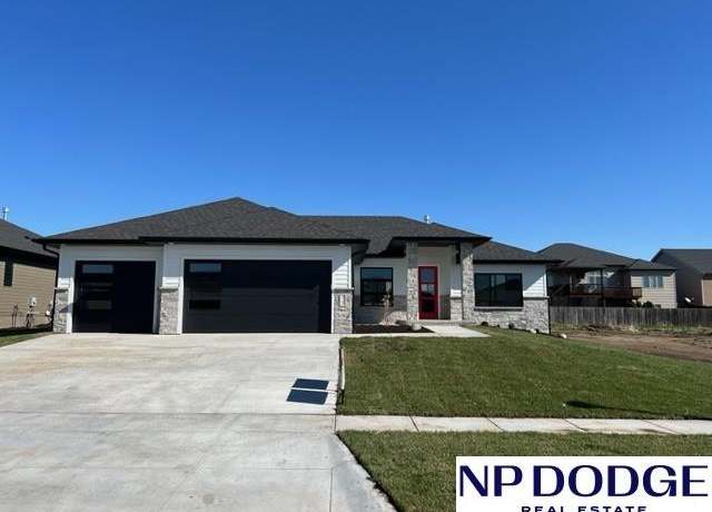 Property at 2748 South Creek Rd, Lincoln, NE 68516, 4 beds, 3.5 baths