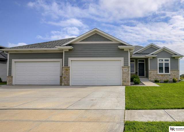 Property at 9420 Green Valley Ln, Lincoln, NE 68516, 5 beds, 2 baths