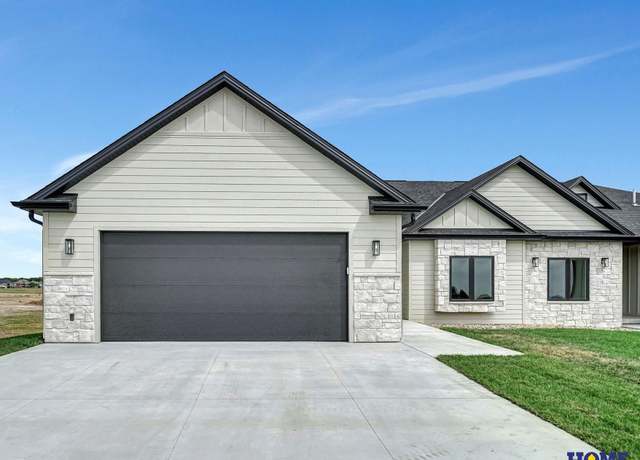 Property at 7914 S 42nd St, Lincoln, NE 68516, 4 beds, 3 baths
