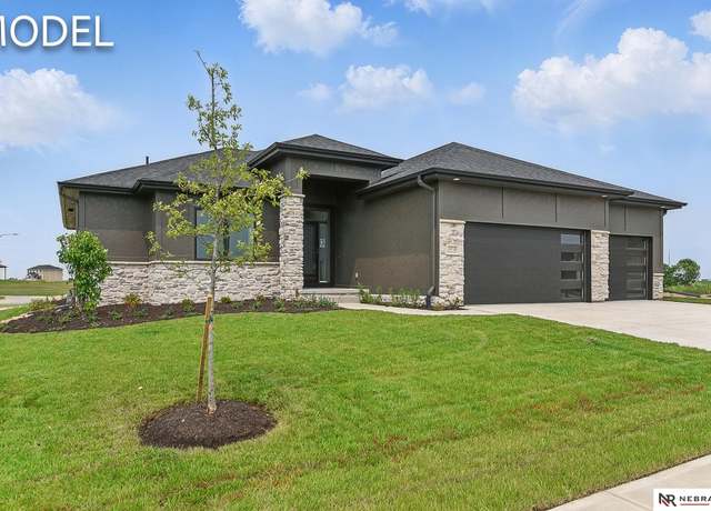 Property at 11608 S 119th Ave, Papillion, NE 68046, 3 beds, 2 baths