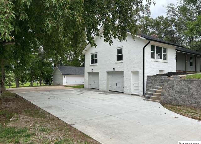 Property at 2008 Harlan Dr, Bellevue, NE 68005, 3 beds, 3 baths
