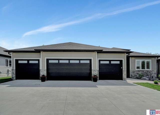 Property at 1240 N 104th St, Lincoln, NE 68527, 5 beds, 3 baths