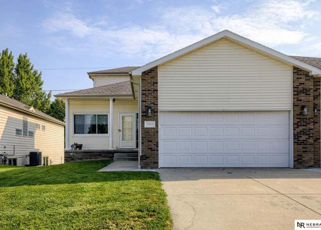 Property at 7814 Phares Dr, Lincoln, NE 68516, 3 beds, 3 baths
