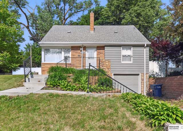 Property at 1024 Parkway Dr, Bellevue, NE 68005, 4 beds, 2 baths